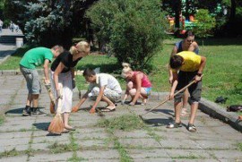Молодь Кам’янського залучають до оплачуваних робіт із благоустрою